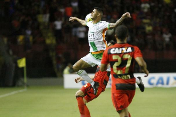 A torcida rubro-negra que compareceu em bom nmero ao estdio no esperava tamanha dificuldade encontrada pelo Leo na partida
