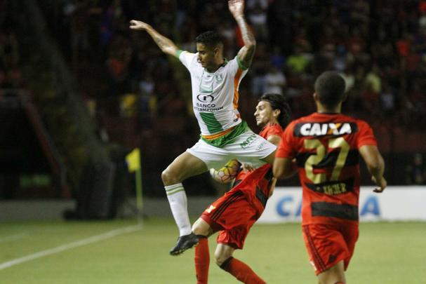 A torcida rubro-negra que compareceu em bom nmero ao estdio no esperava tamanha dificuldade encontrada pelo Leo na partida