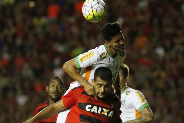 A torcida rubro-negra que compareceu em bom nmero ao estdio no esperava tamanha dificuldade encontrada pelo Leo na partida