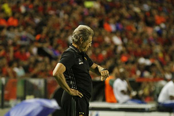 A torcida rubro-negra que compareceu em bom nmero ao estdio no esperava tamanha dificuldade encontrada pelo Leo na partida