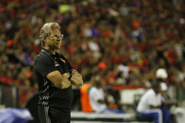 A torcida rubro-negra que compareceu em bom nmero ao estdio no esperava tamanha dificuldade encontrada pelo Leo na partida