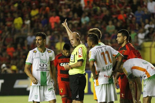 A torcida rubro-negra que compareceu em bom nmero ao estdio no esperava tamanha dificuldade encontrada pelo Leo na partida