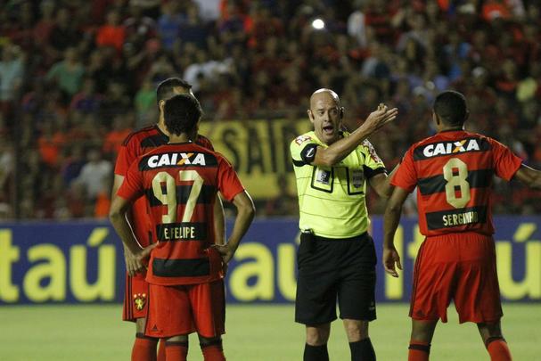 A torcida rubro-negra que compareceu em bom nmero ao estdio no esperava tamanha dificuldade encontrada pelo Leo na partida