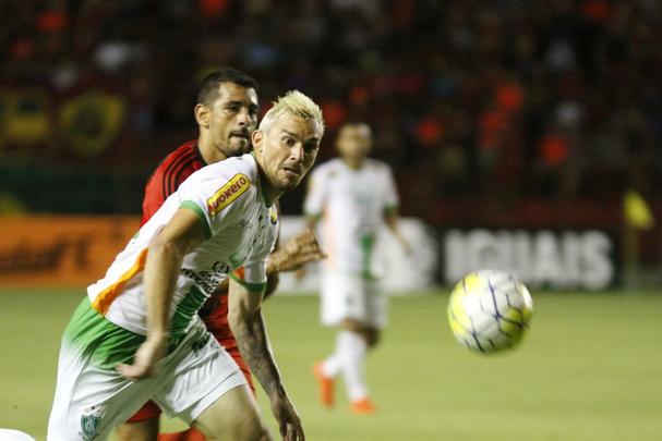 A torcida rubro-negra que compareceu em bom nmero ao estdio no esperava tamanha dificuldade encontrada pelo Leo na partida