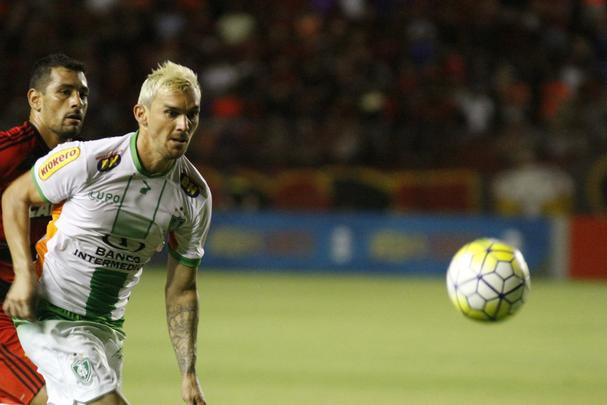 A torcida rubro-negra que compareceu em bom nmero ao estdio no esperava tamanha dificuldade encontrada pelo Leo na partida