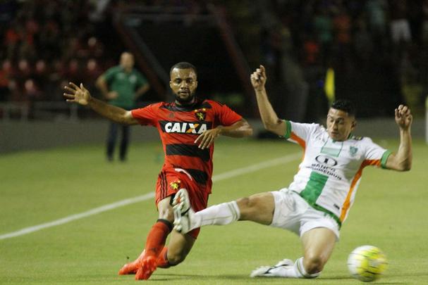 A torcida rubro-negra que compareceu em bom nmero ao estdio no esperava tamanha dificuldade encontrada pelo Leo na partida