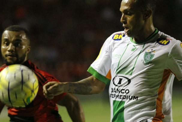 A torcida rubro-negra que compareceu em bom nmero ao estdio no esperava tamanha dificuldade encontrada pelo Leo na partida