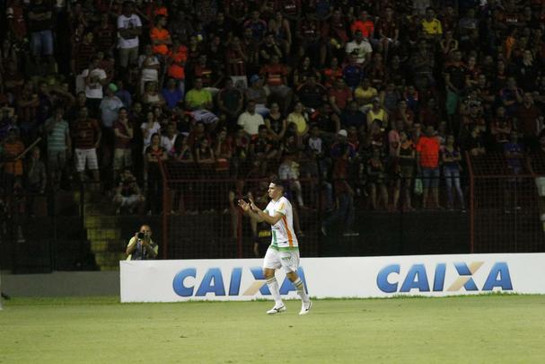 A torcida rubro-negra que compareceu em bom nmero ao estdio no esperava tamanha dificuldade encontrada pelo Leo na partida