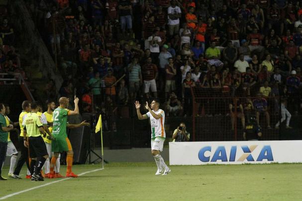 A torcida rubro-negra que compareceu em bom nmero ao estdio no esperava tamanha dificuldade encontrada pelo Leo na partida