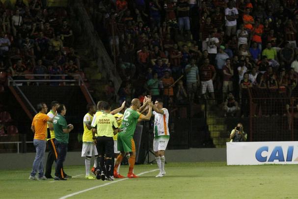 A torcida rubro-negra que compareceu em bom nmero ao estdio no esperava tamanha dificuldade encontrada pelo Leo na partida