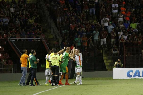 A torcida rubro-negra que compareceu em bom nmero ao estdio no esperava tamanha dificuldade encontrada pelo Leo na partida