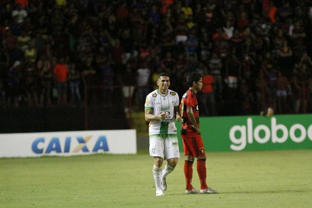 A torcida rubro-negra que compareceu em bom nmero ao estdio no esperava tamanha dificuldade encontrada pelo Leo na partida