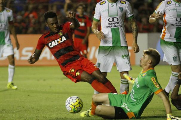 A torcida rubro-negra que compareceu em bom nmero ao estdio no esperava tamanha dificuldade encontrada pelo Leo na partida