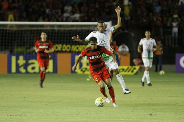 A torcida rubro-negra que compareceu em bom nmero ao estdio no esperava tamanha dificuldade encontrada pelo Leo na partida