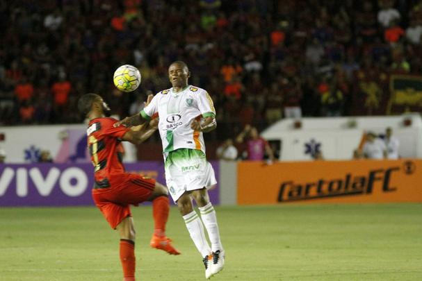 A torcida rubro-negra que compareceu em bom nmero ao estdio no esperava tamanha dificuldade encontrada pelo Leo na partida