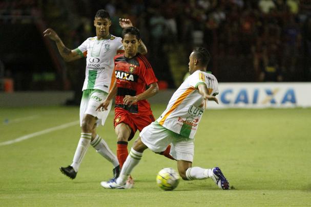 A torcida rubro-negra que compareceu em bom nmero ao estdio no esperava tamanha dificuldade encontrada pelo Leo na partida