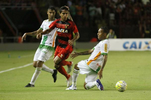A torcida rubro-negra que compareceu em bom nmero ao estdio no esperava tamanha dificuldade encontrada pelo Leo na partida
