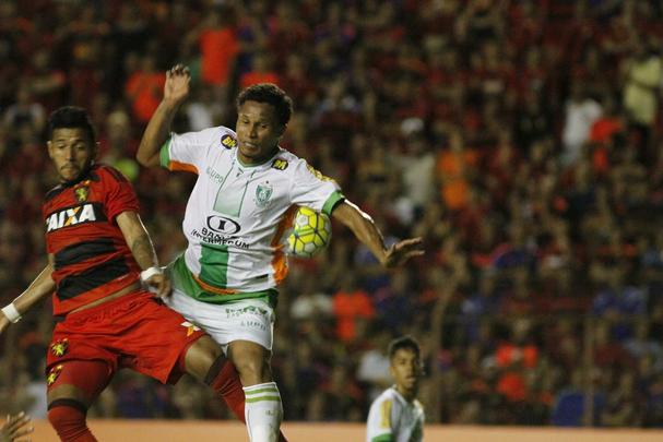 A torcida rubro-negra que compareceu em bom nmero ao estdio no esperava tamanha dificuldade encontrada pelo Leo na partida