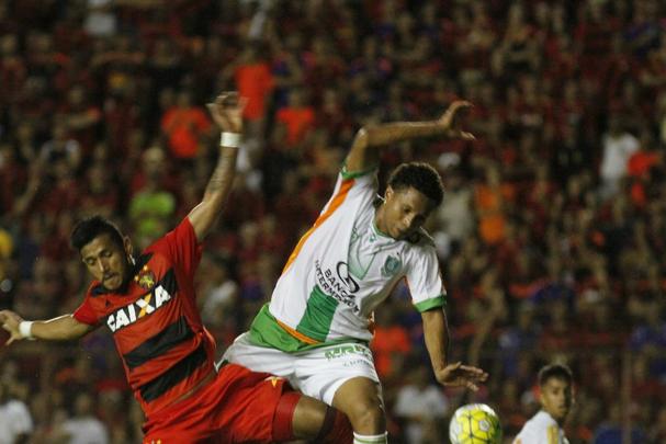A torcida rubro-negra que compareceu em bom nmero ao estdio no esperava tamanha dificuldade encontrada pelo Leo na partida