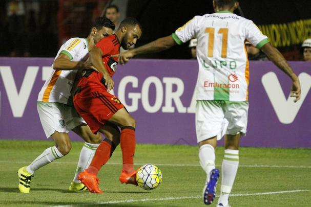 A torcida rubro-negra que compareceu em bom número ao estádio não esperava tamanha dificuldade encontrada pelo Leão na partida