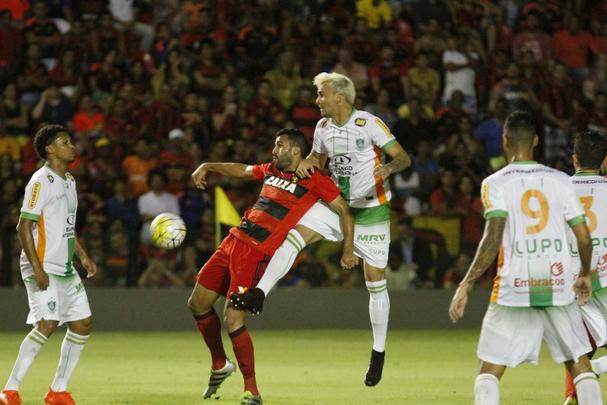 A torcida rubro-negra que compareceu em bom número ao estádio não esperava tamanha dificuldade encontrada pelo Leão na partida