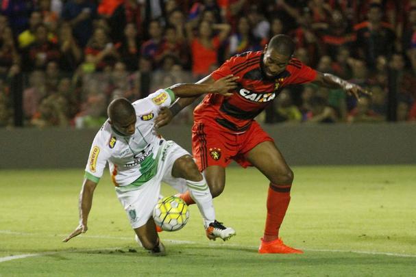 A torcida rubro-negra que compareceu em bom número ao estádio não esperava tamanha dificuldade encontrada pelo Leão na partida