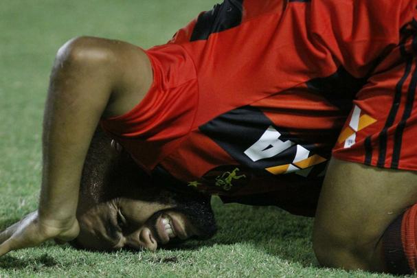 A torcida rubro-negra que compareceu em bom número ao estádio não esperava tamanha dificuldade encontrada pelo Leão na partida