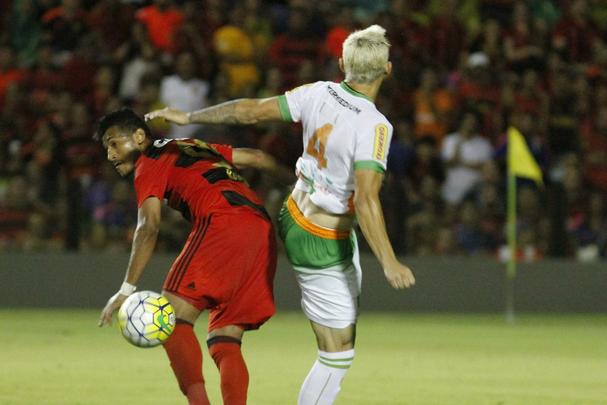 A torcida rubro-negra que compareceu em bom número ao estádio não esperava tamanha dificuldade encontrada pelo Leão na partida
