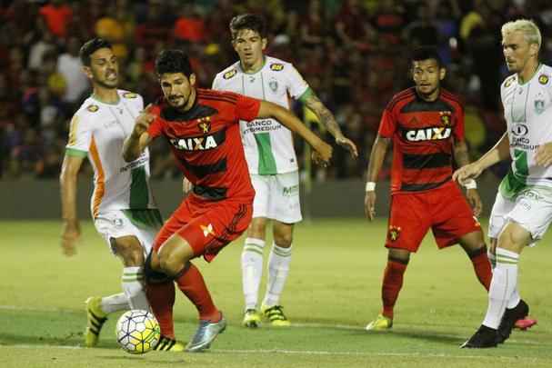 A torcida rubro-negra que compareceu em bom número ao estádio não esperava tamanha dificuldade encontrada pelo Leão na partida