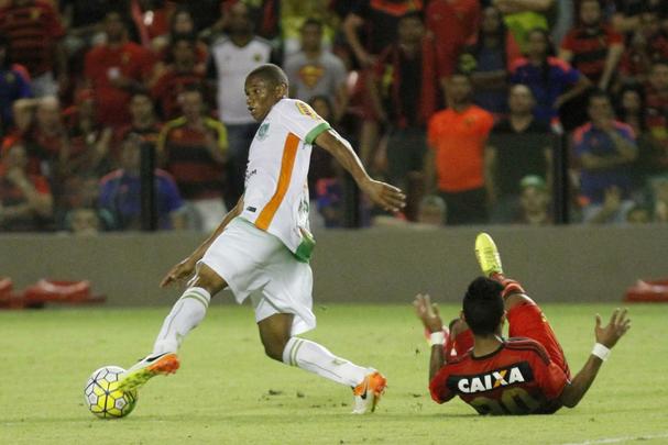 A torcida rubro-negra que compareceu em bom número ao estádio não esperava tamanha dificuldade encontrada pelo Leão na partida