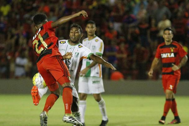 A torcida rubro-negra que compareceu em bom número ao estádio não esperava tamanha dificuldade encontrada pelo Leão na partida