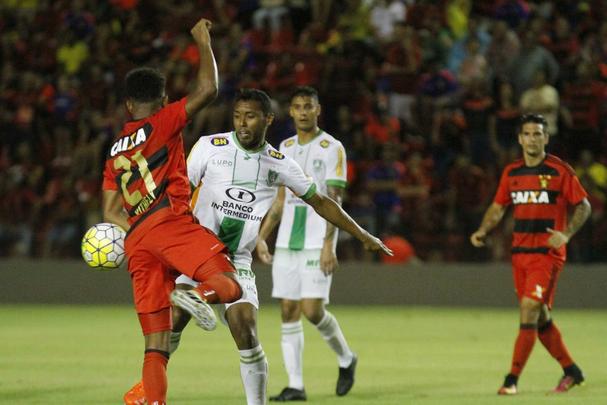 A torcida rubro-negra que compareceu em bom número ao estádio não esperava tamanha dificuldade encontrada pelo Leão na partida