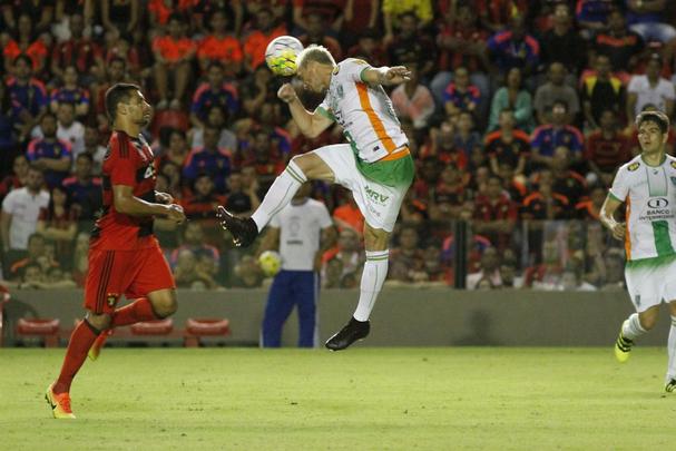 A torcida rubro-negra que compareceu em bom número ao estádio não esperava tamanha dificuldade encontrada pelo Leão na partida