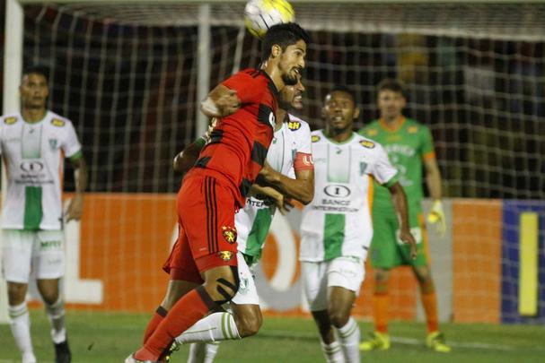 A torcida rubro-negra que compareceu em bom número ao estádio não esperava tamanha dificuldade encontrada pelo Leão na partida