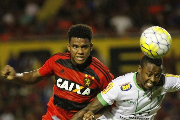 A torcida rubro-negra que compareceu em bom número ao estádio não esperava tamanha dificuldade encontrada pelo Leão na partida