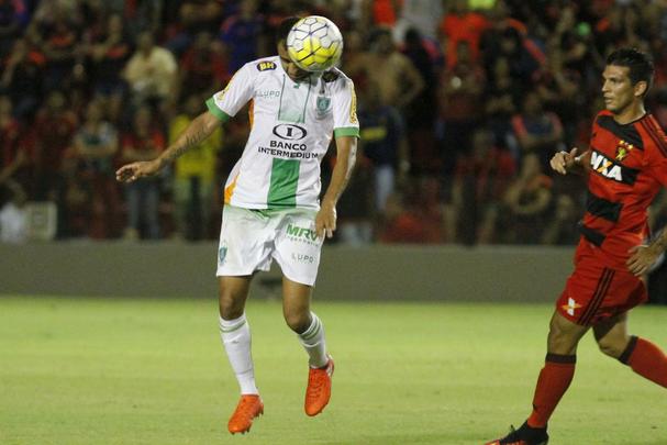A torcida rubro-negra que compareceu em bom número ao estádio não esperava tamanha dificuldade encontrada pelo Leão na partida