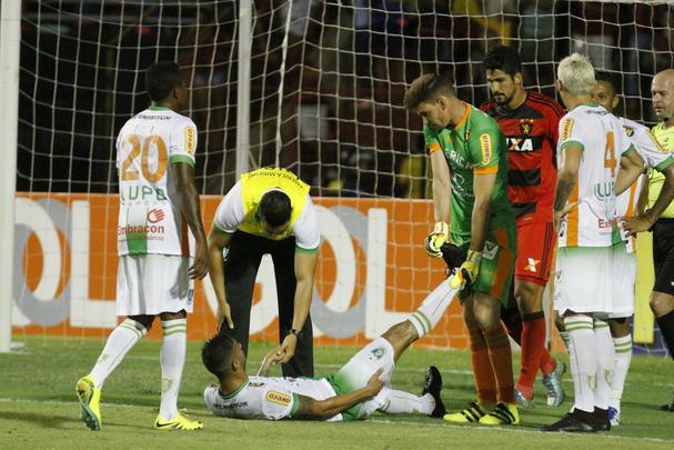 A torcida rubro-negra que compareceu em bom número ao estádio não esperava tamanha dificuldade encontrada pelo Leão na partida