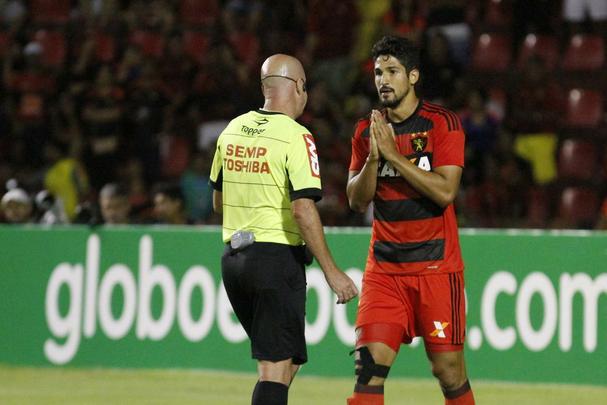A torcida rubro-negra que compareceu em bom número ao estádio não esperava tamanha dificuldade encontrada pelo Leão na partida
