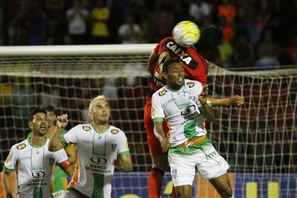 A torcida rubro-negra que compareceu em bom número ao estádio não esperava tamanha dificuldade encontrada pelo Leão na partida