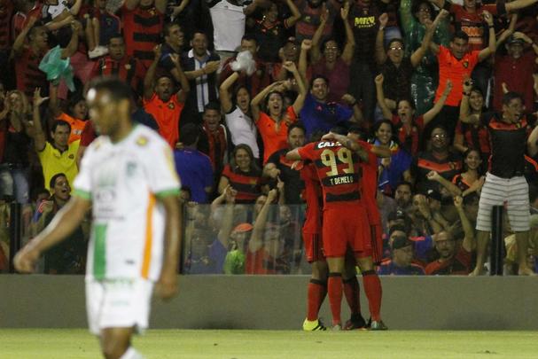 A torcida rubro-negra que compareceu em bom número ao estádio não esperava tamanha dificuldade encontrada pelo Leão na partida