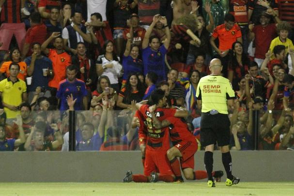 A torcida rubro-negra que compareceu em bom número ao estádio não esperava tamanha dificuldade encontrada pelo Leão na partida