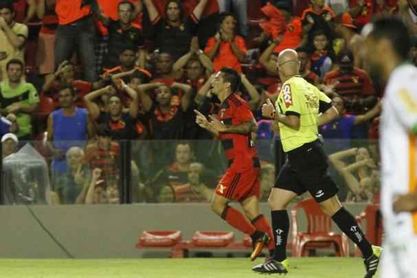 A torcida rubro-negra que compareceu em bom número ao estádio não esperava tamanha dificuldade encontrada pelo Leão na partida