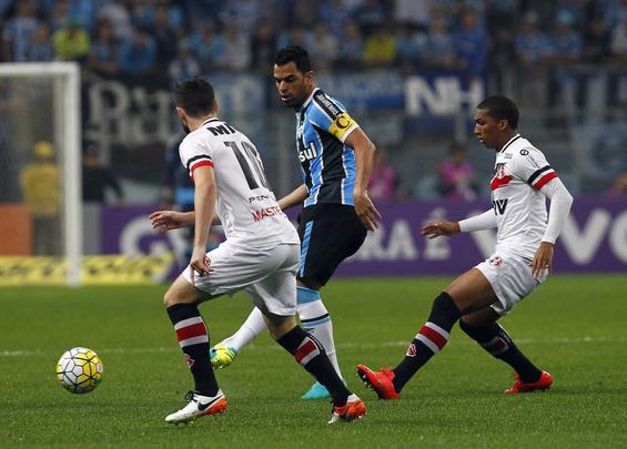 Equipe coral repetiu a formação da última rodada, no 4-4-2, com quatro homens atentos à marcação no meio de campo e fazendo uma partida equilibrada contra o Grêmio