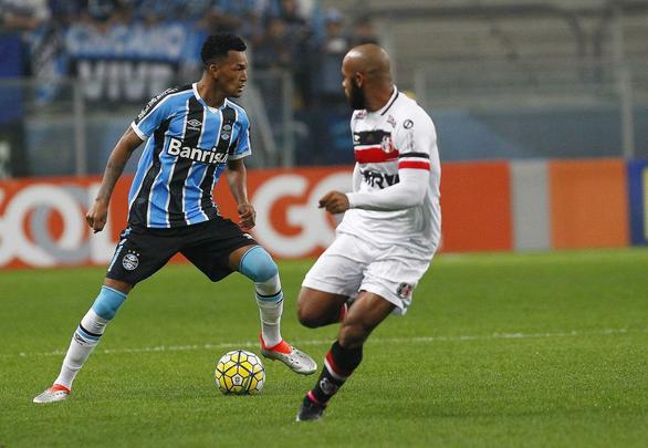Equipe coral repetiu a formação da última rodada, no 4-4-2, com quatro homens atentos à marcação no meio de campo e fazendo uma partida equilibrada contra o Grêmio