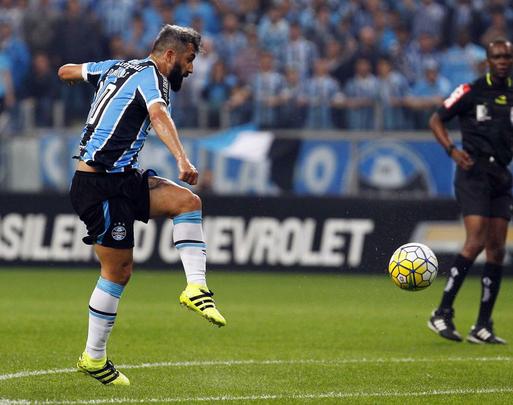 Equipe coral repetiu a formação da última rodada, no 4-4-2, com quatro homens atentos à marcação no meio de campo e fazendo uma partida equilibrada contra o Grêmio