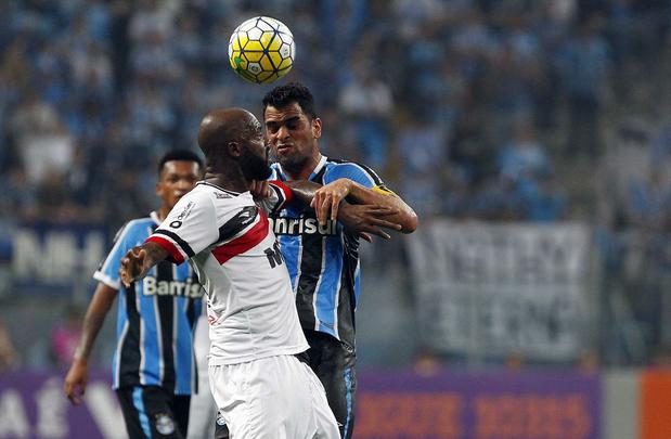 Equipe coral repetiu a formação da última rodada, no 4-4-2, com quatro homens atentos à marcação no meio de campo e fazendo uma partida equilibrada contra o Grêmio