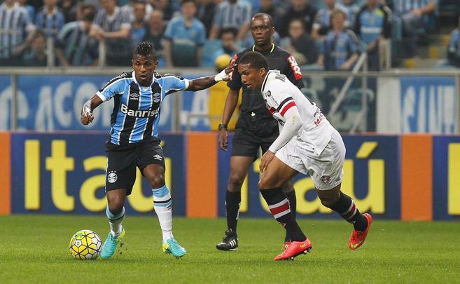 Equipe coral repetiu a formação da última rodada, no 4-4-2, com quatro homens atentos à marcação no meio de campo e fazendo uma partida equilibrada contra o Grêmio