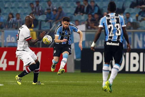 Equipe coral repetiu a formação da última rodada, no 4-4-2, com quatro homens atentos à marcação no meio de campo e fazendo uma partida equilibrada contra o Grêmio