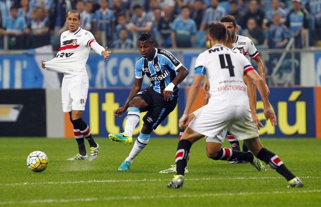 Equipe coral repetiu a formação da última rodada, no 4-4-2, com quatro homens atentos à marcação no meio de campo e fazendo uma partida equilibrada contra o Grêmio