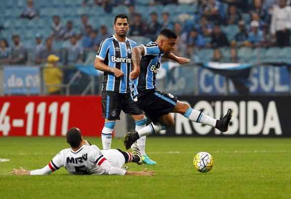 Equipe coral repetiu a formação da última rodada, no 4-4-2, com quatro homens atentos à marcação no meio de campo e fazendo uma partida equilibrada contra o Grêmio